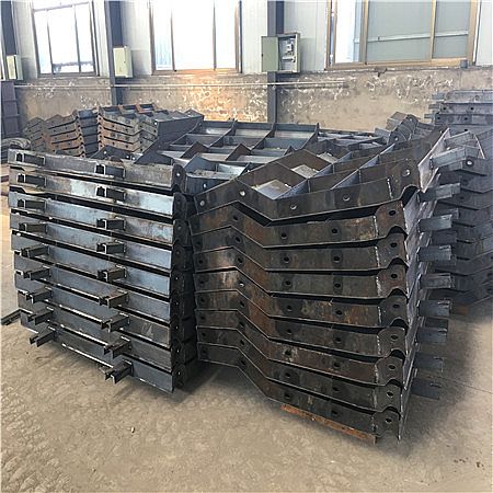 為什么公路會(huì)使用防撞墻鋼模板