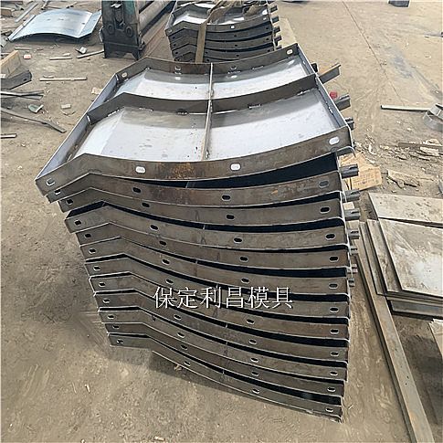 關(guān)于防撞護(hù)欄模具的制作方法