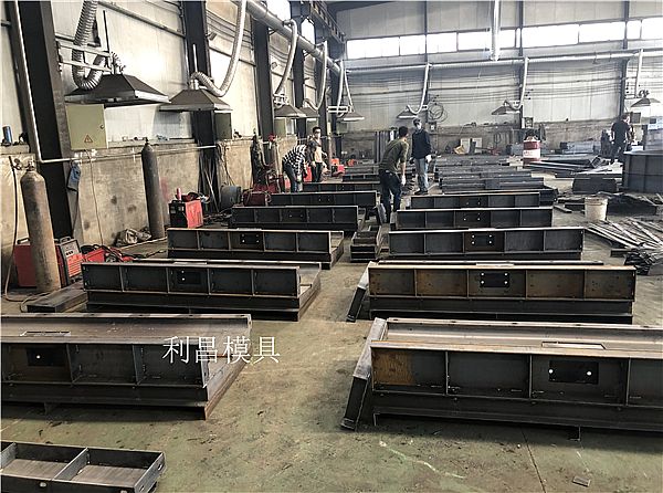 無(wú)砟軌道遮板模具