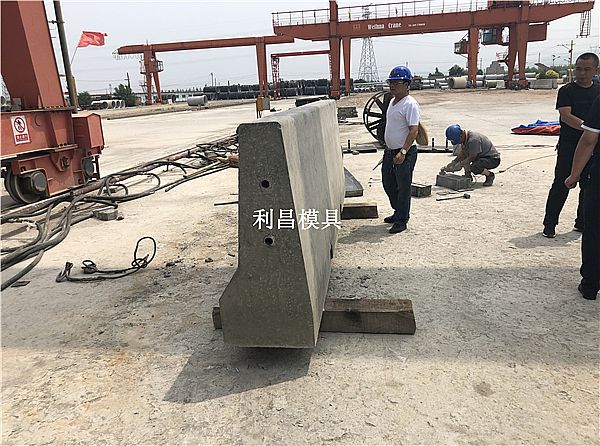 新澤西護(hù)欄模具