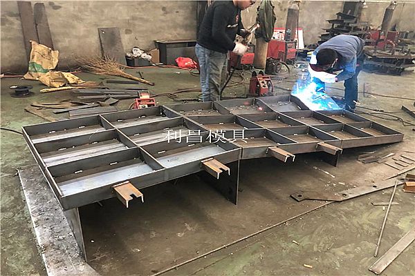 防撞護(hù)欄過(guò)渡段模具