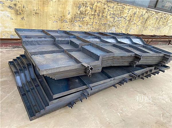 關(guān)于防撞護欄模具的介紹