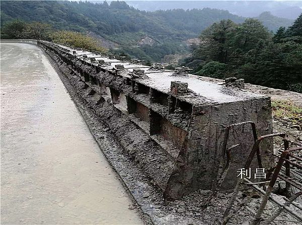 現(xiàn)澆防撞墻模具_簡介
