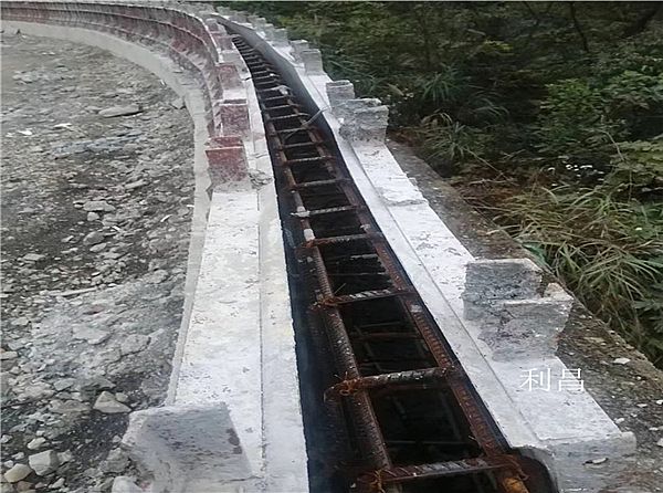 高速公路護(hù)欄模具