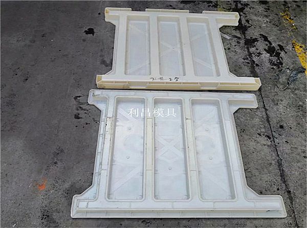 高鐵路基防護欄模具