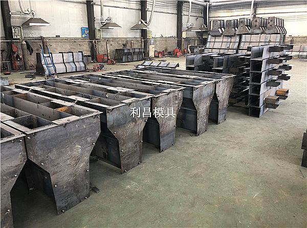 公路隔離墩模板如何生產(chǎn)的呢？