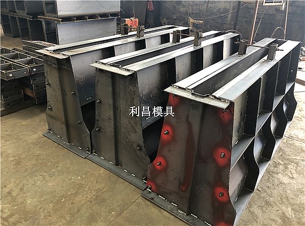 中央隔離墩模具 這些知識(shí)需要了解！
